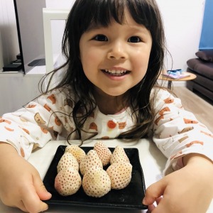child-with-white-strawberry