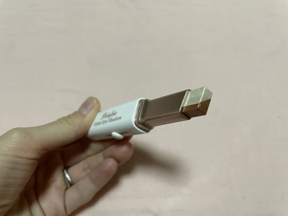 Ayumi-eye-shadow-stick2
